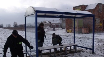 Wybite szyby, zdemolowane ławki