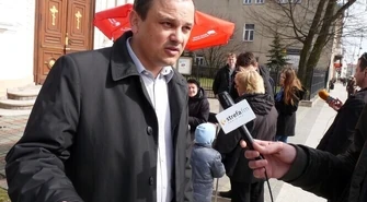 Zniszczono tablicę przed biurem posła SLD