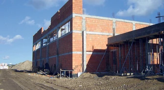 Szkoła w Jarostach w stanie surowym