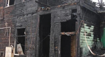 Spłonął drewniany budynek, ewakuowano 15 osób