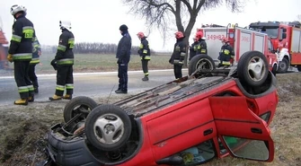 Dwa samochody dachowały &#8211; na drogach ślisko