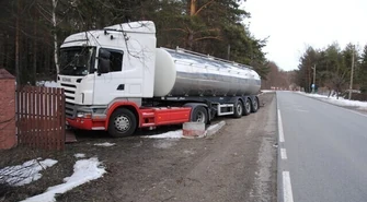 TIR uderzył w ogrodzenie - nie żyje 57-letni kierowca