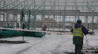 Pracownik budowy spadł na druty zbrojeniowe