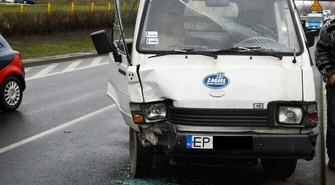 Nie wyhamował i uderzył w tył golfa