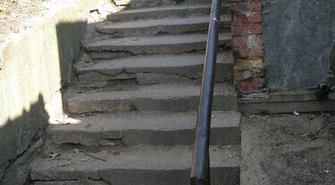 Schody jak z okresu wojny. Zagrażają bezpieczeństwu?