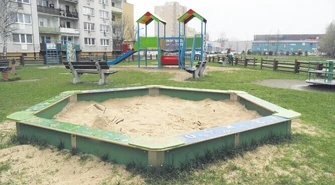 Śmieci "wylewają" się już na ziemię