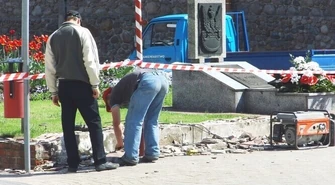 Remontują murek w centrum