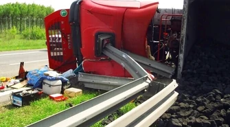 Tir wbił się w barierki