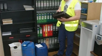 Włamywali się do zbiorników, by kraść paliwo