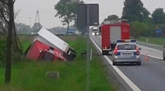 Ciężarowka wjechała do rowu
