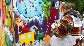 40 osób tworzyło graffiti z Tuwimem