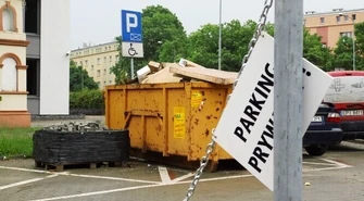 Na parkingu kpią z niepełnosprawnych