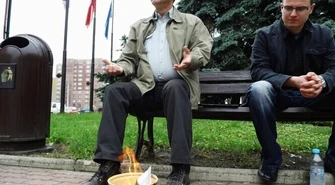 Spalił deklaracje śmieciowe przed Urzędem Miasta