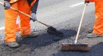 Łatają trasę Głuchów - Piotrków