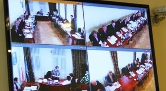 Wielki Brat patrzy na radnych