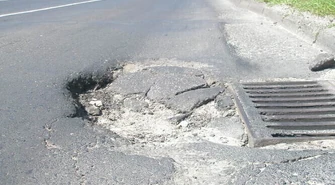 Dziury w drogach nadal dokuczają mieszkańcom 