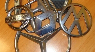 Kradli emblematy z samochodów, zostali złapani