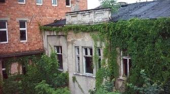Niszczeje budynek po dawnym szpitalu 