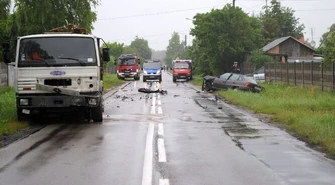 Kierowca opla ranny po zderzeniu z ciężarówką