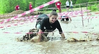 Czołgały się po dnie rzeki. Były pod obstrzałem snajpera