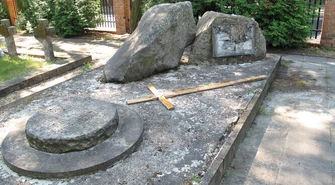 Złodzieje okradli cmentarz wojenny w Piotrkowie