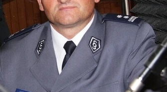 Policjanci na rowerach w parkach i nad wodą