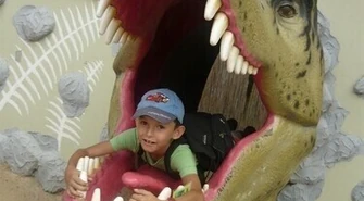 Dzieciaki w świecie dinozaurów