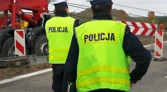 Zjechał z drogi i uderzył w znak