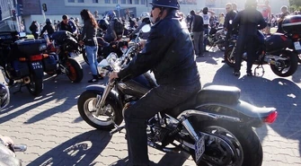 Parada motocykli ulicami miasta	