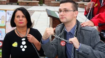 Przykuli się do psiej budy