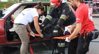 Pocięli samochód, wyciągnęli ranną