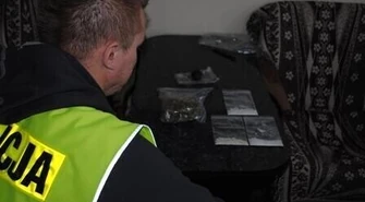 Biegał po klatce nago, umazany białym proszkiem