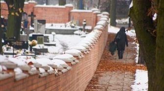 Ruch wokół cmentarzy coraz większy