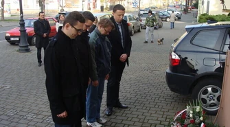 Lewica złożyła kwiaty przy tablicy Ireny Sendlerowej