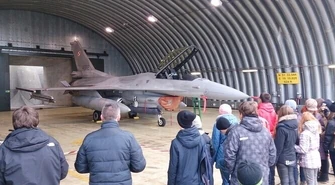 Piotrkowianie z wizytą w lotniczej bazie 