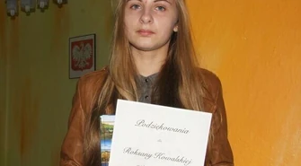 14-letnia bohaterka odbiera gratulacje