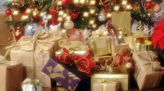 Kto przynosi prezenty pod choinkę?