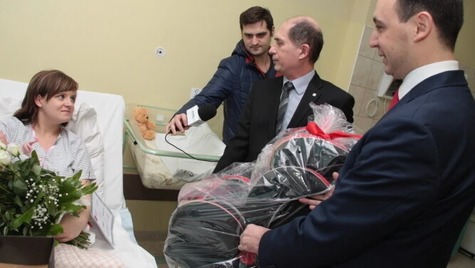 Mała Tosia obdarowana prezentami