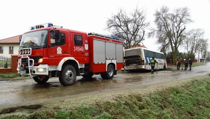 Tir, autobus i kilka osobówek w rowie