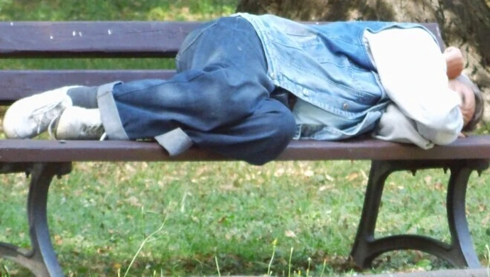 Widzisz leżącego człowieka – pomóż mu