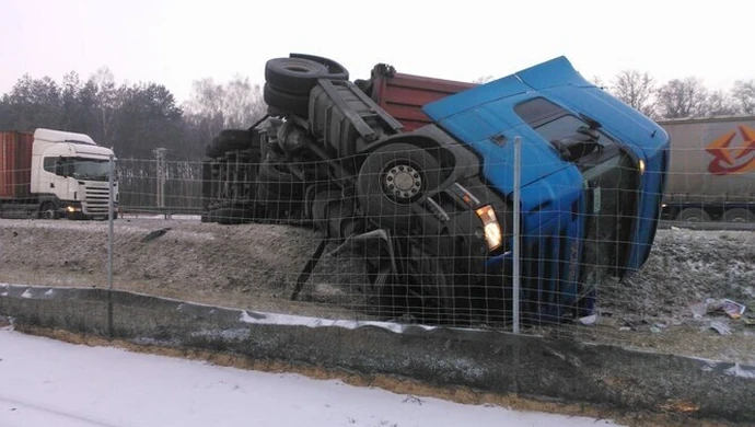 TIR przewrócił się na S8