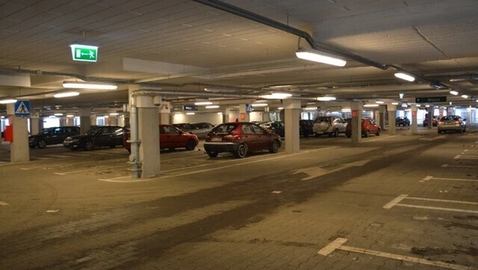 Sprytni kierowcy parkują pod galerią