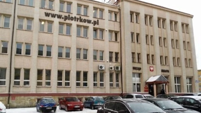 Kto opłaca miejskich urzędników?