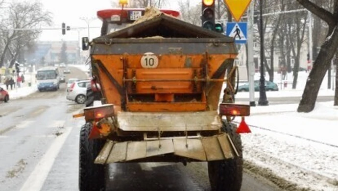 Posypują piaskiem czarne jezdnie?