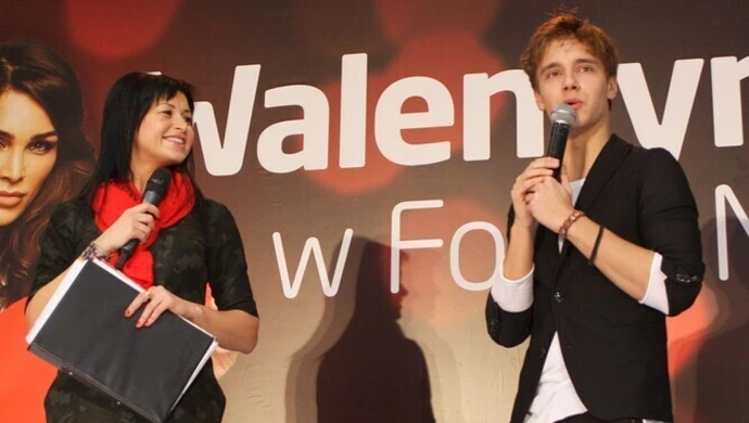 Maciej Musiał i tłum jego fanek