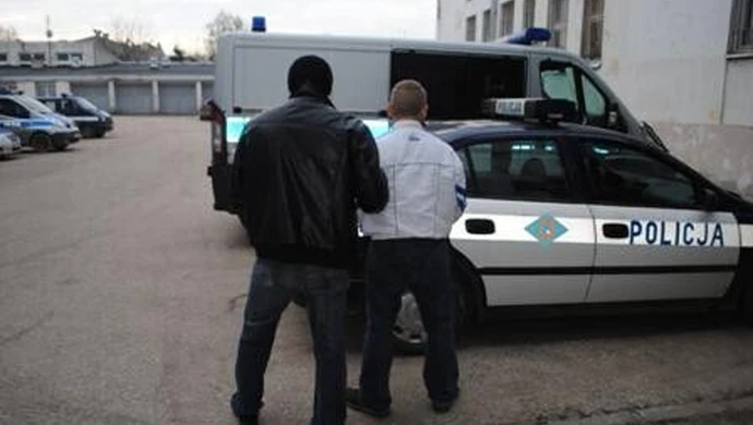 Kazali mu się rozebrać, kopali go i polewali alkoholem