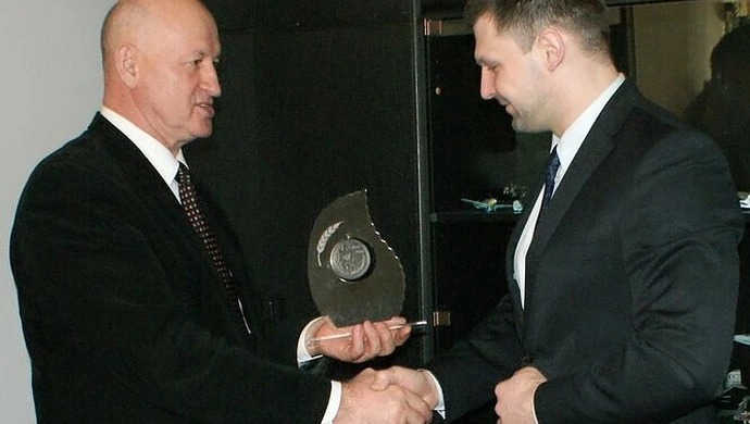 Mistrz olimpijski pomoże ciężarowcom z Bujen