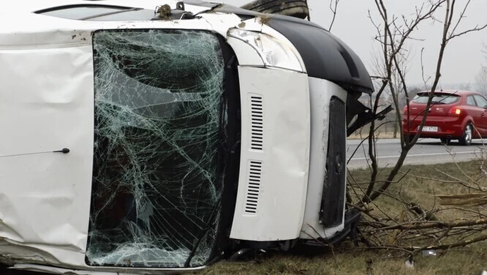 Fiat dachował na "ósemce"