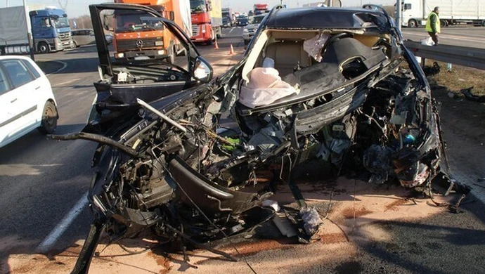 BMW uderzyło w sygnalizator – kierowca nie żyje