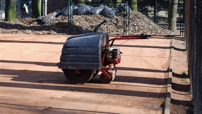 Przygotowują korty do rozpoczęcia sezonu